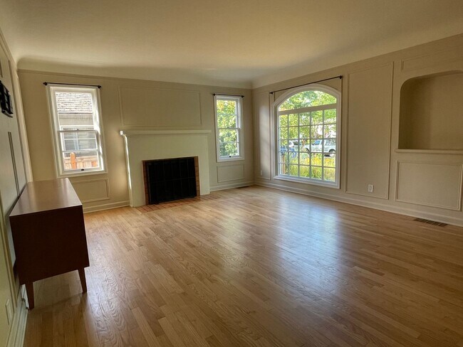 Building Photo - Charming 3-Bedroom Cottage in Jefferson We...