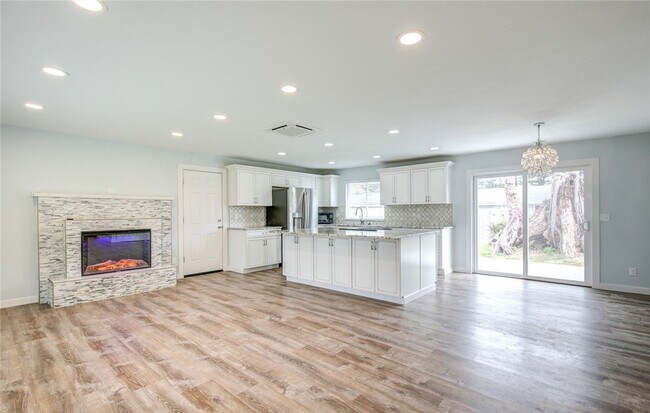 Foto del edificio - Like New Modern 3 BD, 2 BA Home with Garage