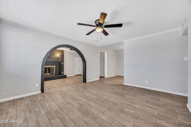 Building Photo - 102 W Holly Ln