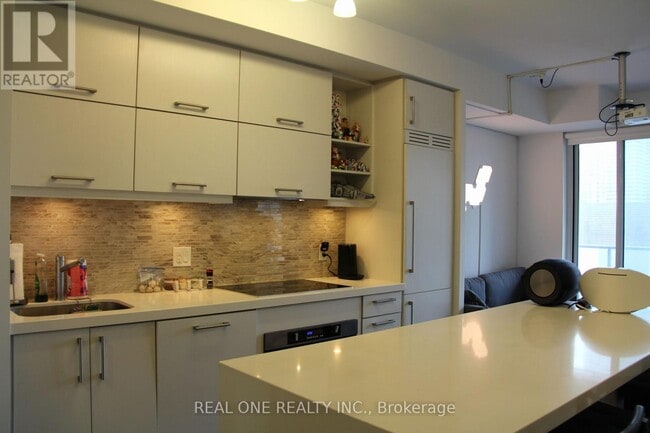 Photo du bâtiment - 1080 Bay St.