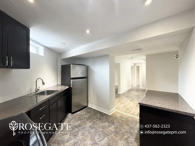 Photo du bâtiment - Bright 2-Bedroom Basement Apartment with P...