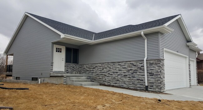 Building Photo - 5142 Betty Lou Blvd