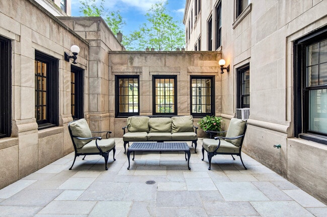 Outdoor living area - 3520 N Lake Shore Dr