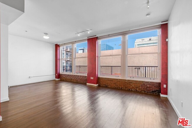 Building Photo - 257 S Spring St