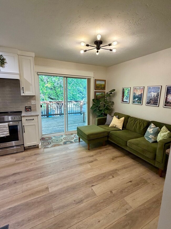Building Photo - 688 Crestview Dr
