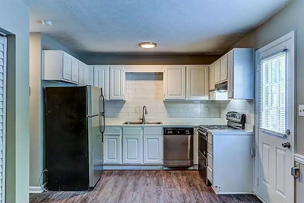 Foto principal - 418 Creekview Ct