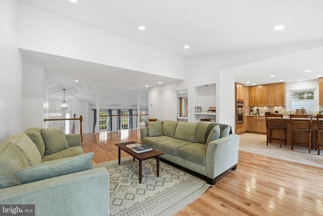 Building Photo - 9420 Lakeside Dr