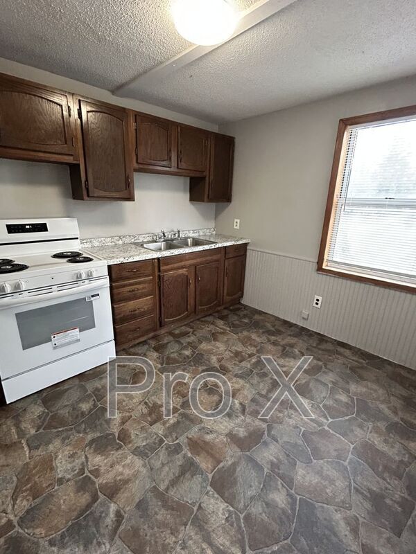 Building Photo - 463 Fieldcrest Dr