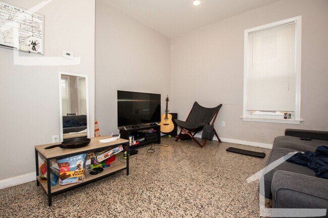 Foto del edificio - BEAUTIFUL 4 bed 2 bath in Allston....