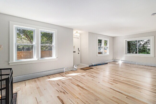 Foto del edificio - "Charming 3-Bed Oasis with Gleaming Hardwood Floors in the Heart of Boulder!"