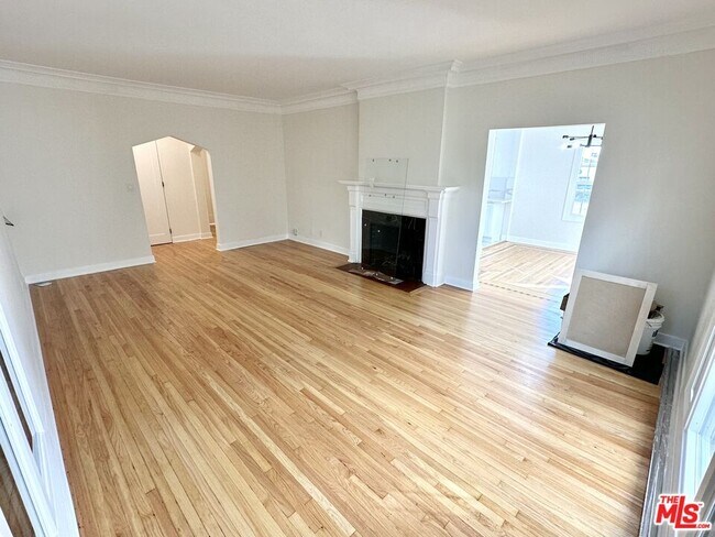 Foto del edificio - 451 N Sycamore Ave
