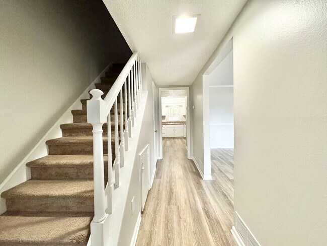 Foto del edificio - 3 Bedroom Townhome Close to Guilford College