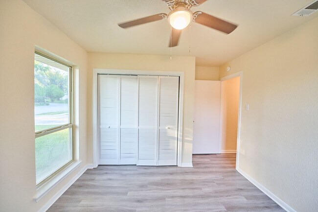 Foto del edificio - Viewable April 1st!  Small Pets Accepted!