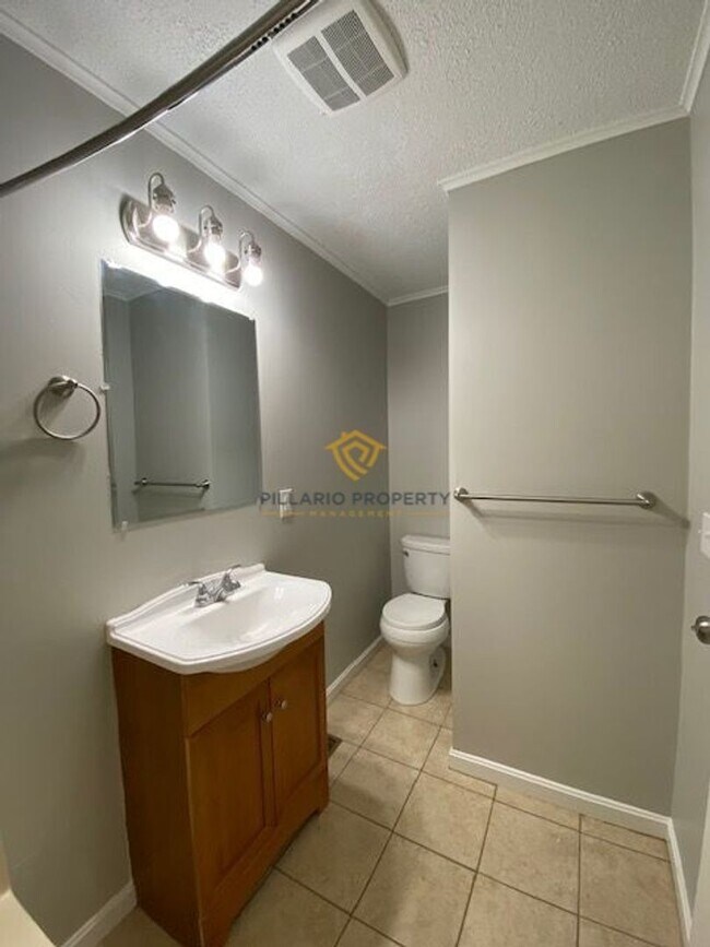 Foto del edificio - Charming 3-Bedroom Ranch with Detached Gar...