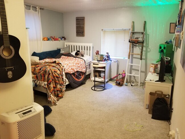 Building Photo - Beautiful MIL unit 2 bed 1 bath deck Nestled Squak and Cougar Mt (Issaquah)