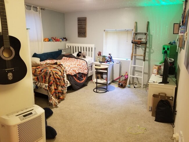 Foto del edificio - Beautiful MIL unit 2 bed 1 bath deck Nestled Squak and Cougar Mt (Issaquah)