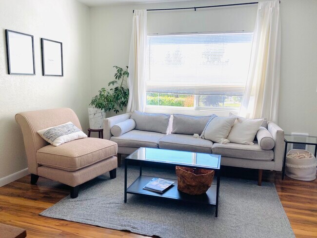 Sala de estar - 519 W Milwaukee Dr
