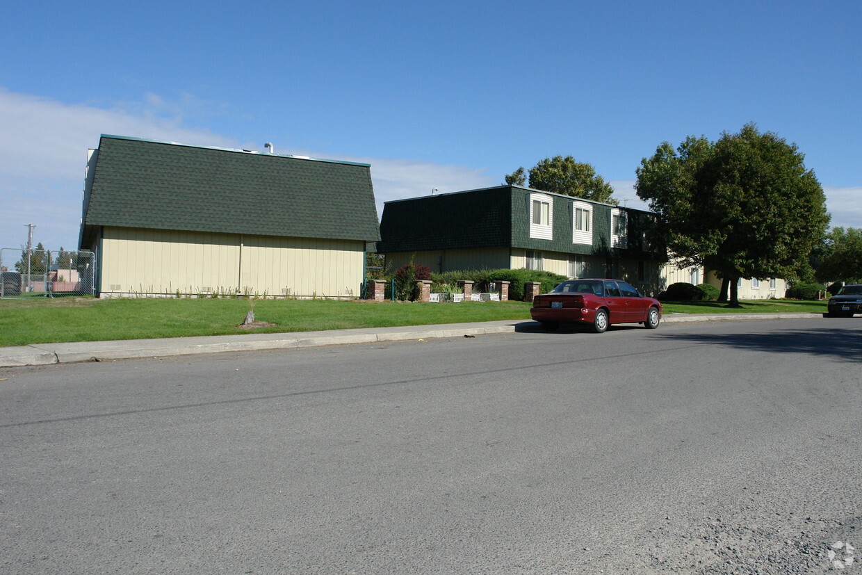 Building Photo - Pine Villa