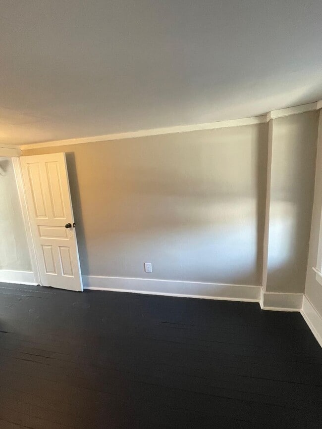 Building Photo - Newly Renovated 3BR Home – Move-In Ready