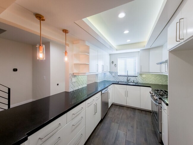 Building Photo - Modern 2BR in Desirable Burbank