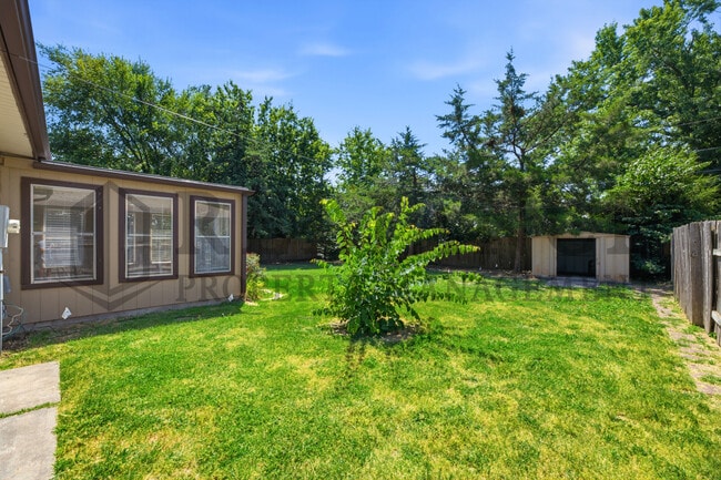 Building Photo - 2103 W Columbine Ln