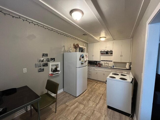 Building Photo - Adorable 1 Bedroom 1 Bathroom Duplex For L...
