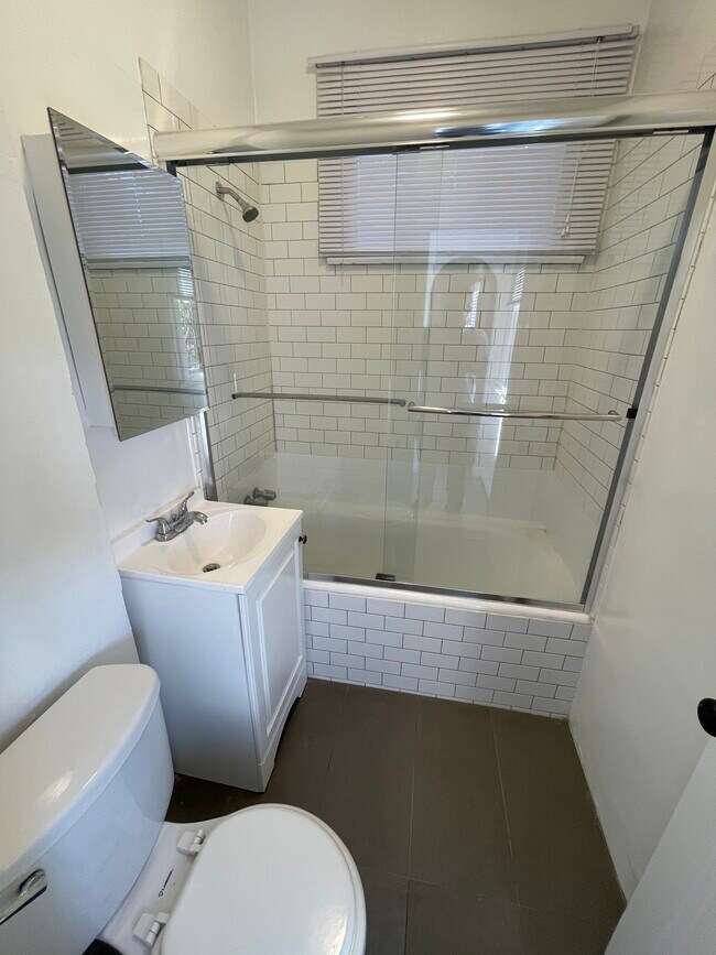 Foto del edificio - 3133 Hollycrest Dr