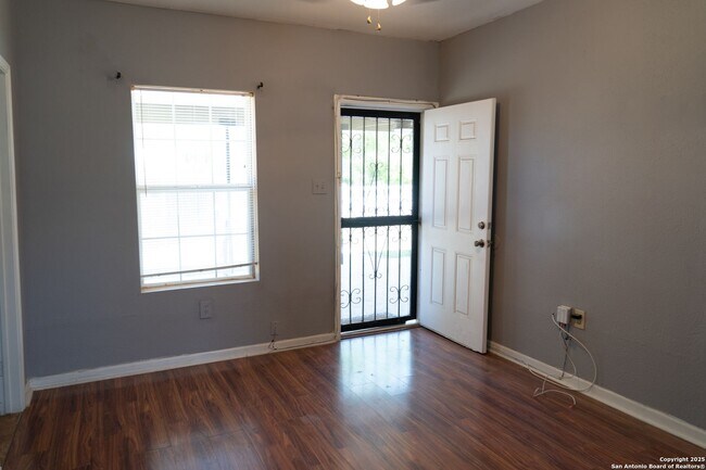 Foto del edificio - Super Cute 2Bed/1Bath Home for Lease! Available NOW!