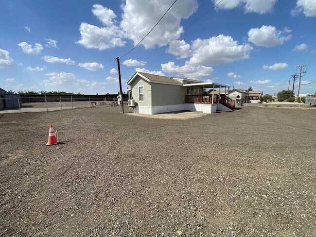 Foto del edificio - Cozy Home On Spacious Lot Available Now!