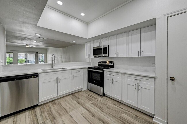 Building Photo - 2022 Lakewood Ct