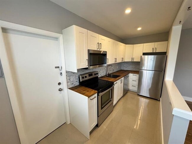 Building Photo - 1501 SE 2nd Ct