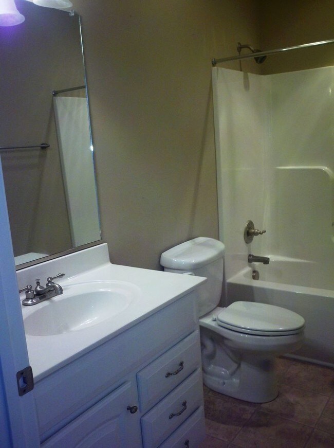 Building Photo - 3BR/2BA Duplex with Garage