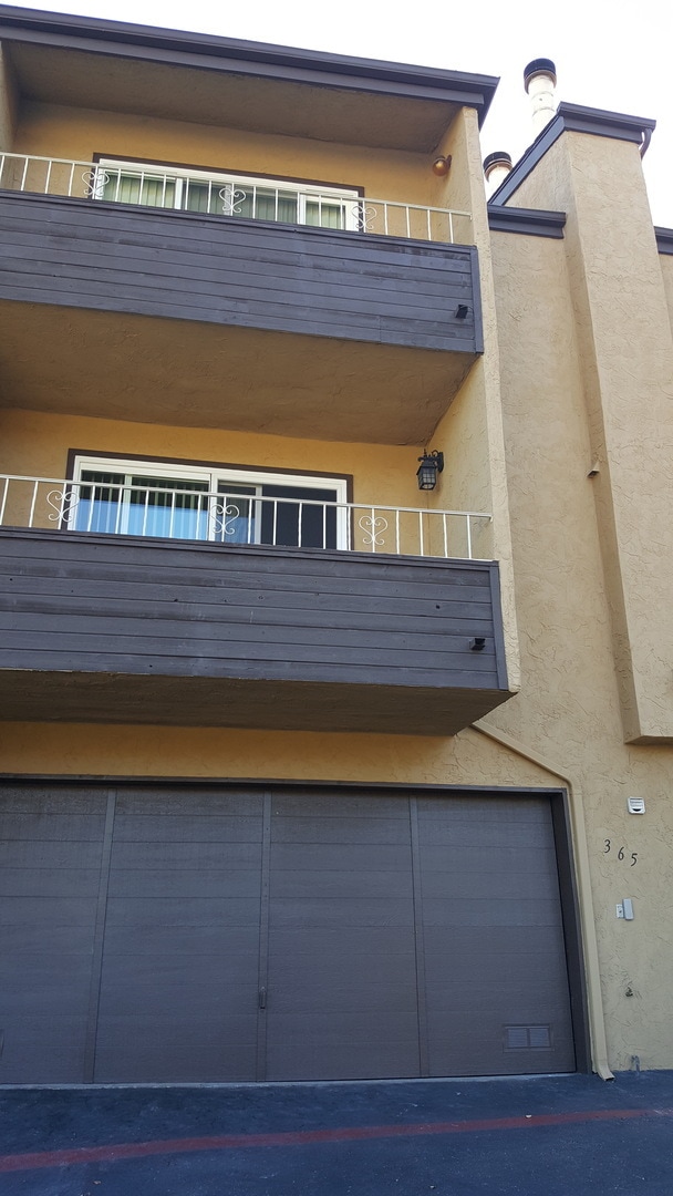 Building Photo - 2 Bed/1.5 Bath Townhouse