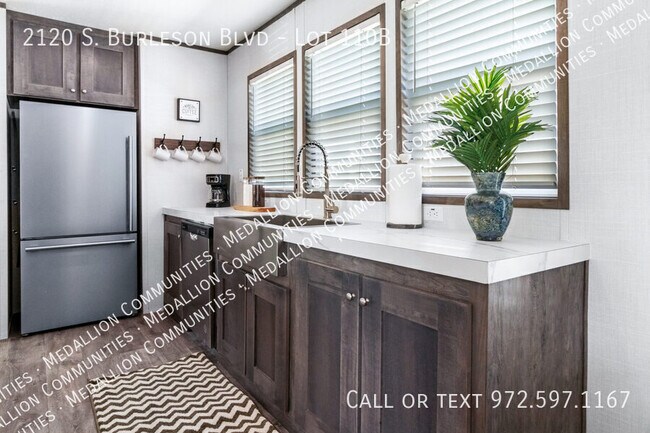 Foto del edificio - 2120 S Burleson Blvd