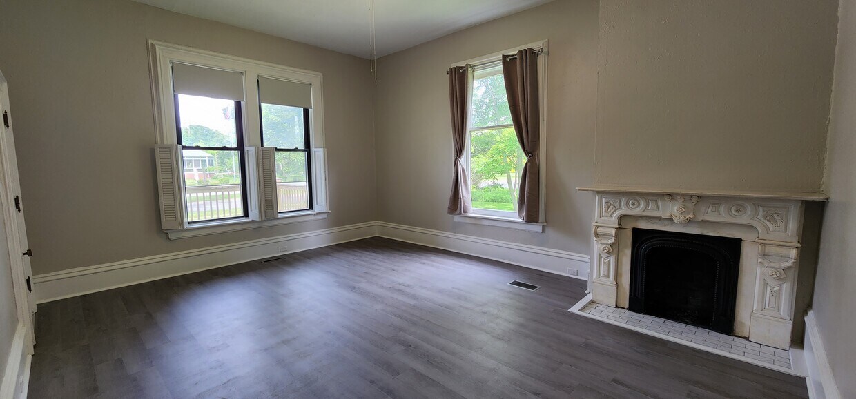 Living Rm - 515 Maple St