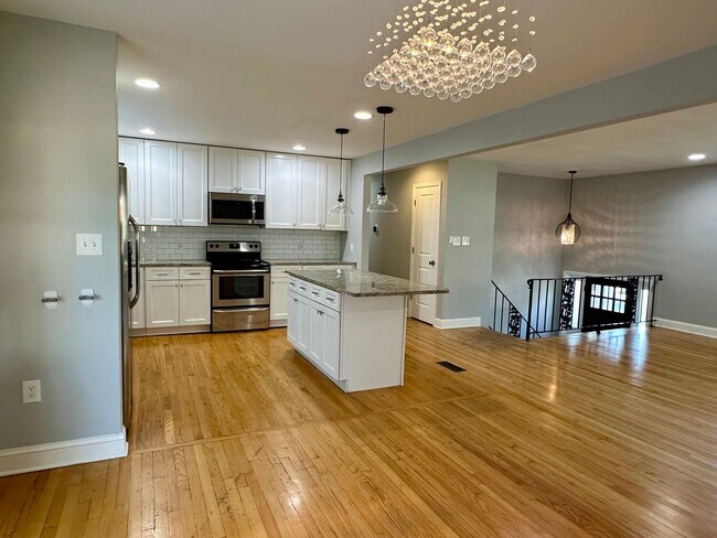 Foto del edificio - 5 Bedrooms 3 Bathrooms! Parking! Pets Welc...