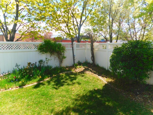 Building Photo - 679 E Villager Ln