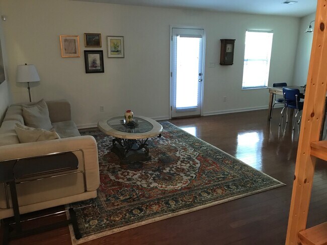 Foto del edificio - One Level 3BR/ 2BA, 2 Car Garage