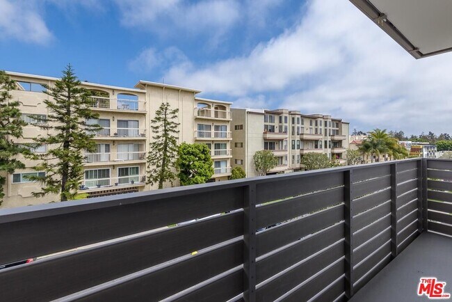 Building Photo - 2321 Fox Hills Dr