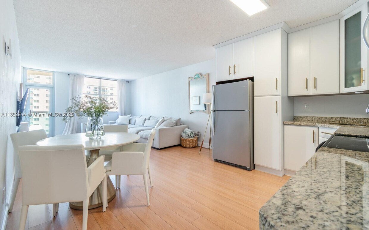 Foto principal - 19390 Collins Ave