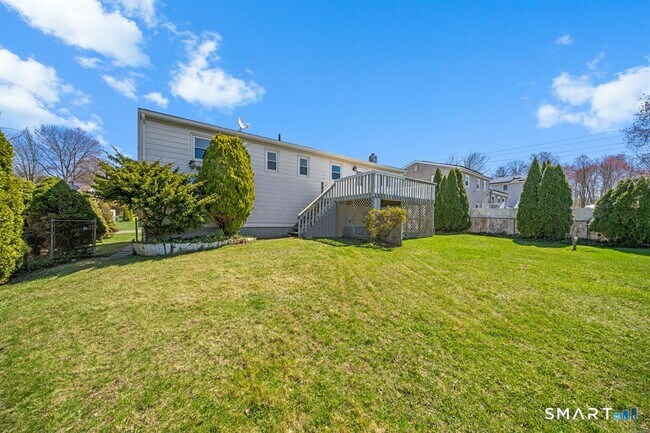 Building Photo - 25 Greenview Dr