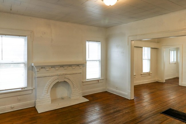 Building Photo - 1024 E 5th Pl