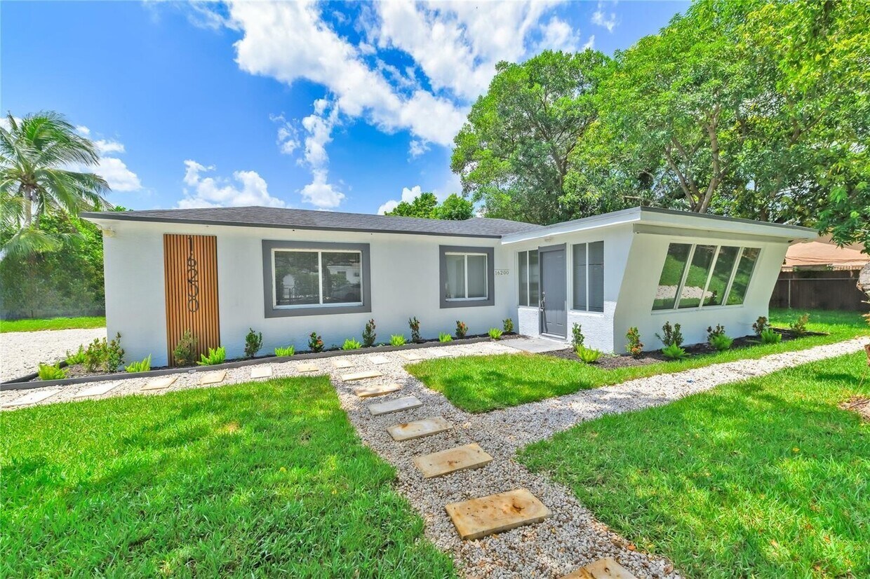 Foto principal - 16200 NE 3rd Ave