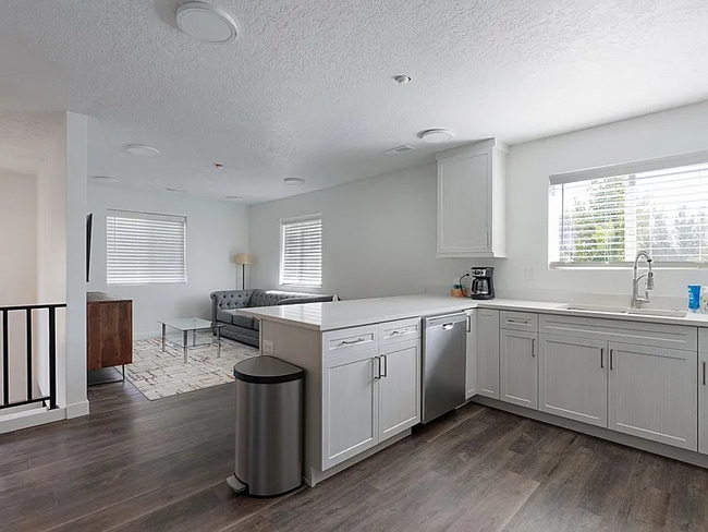 Building Photo - 380 Utah Ave