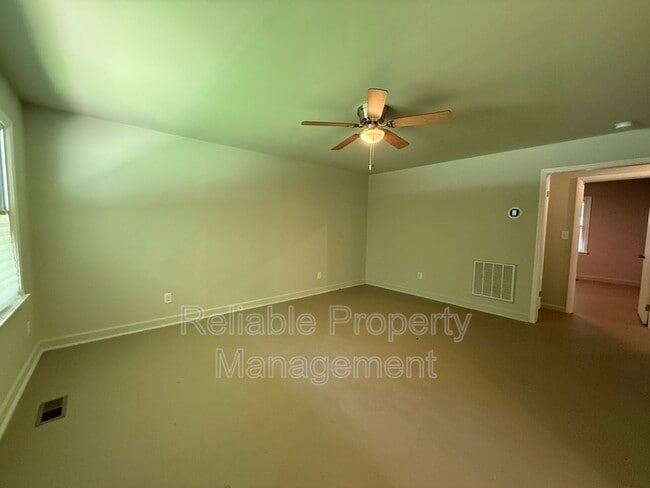 Building Photo - 727 Locust Ln