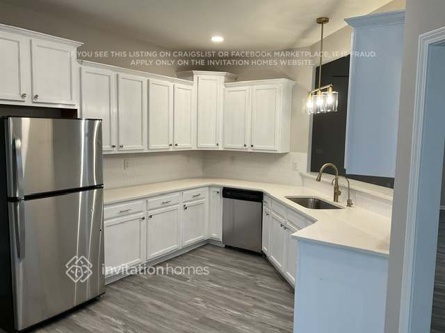 Building Photo - 4233 Essex Dr