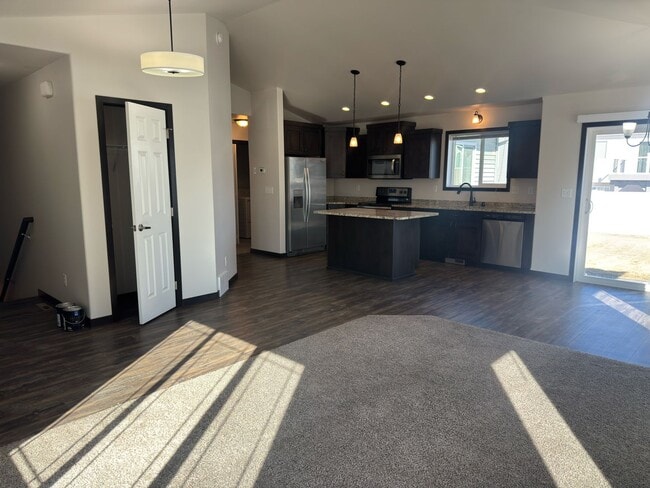 Building Photo - 4 Bed 3 Bath Single Family Home