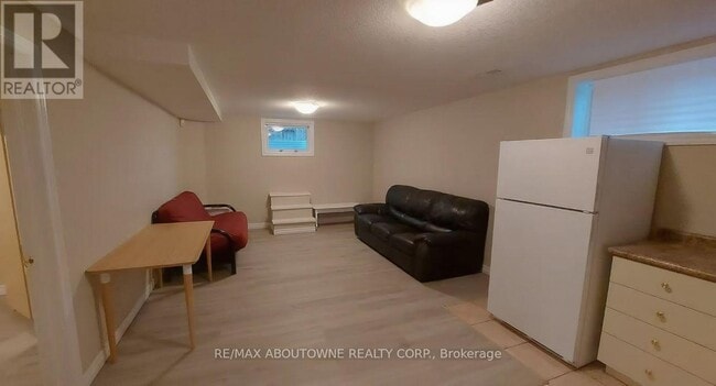 Photo du bâtiment - 7 Clairfields Dr W