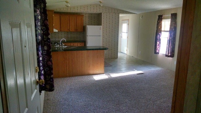 Building Photo - Affordable 3 bedroom 2 bathroom mobile home!