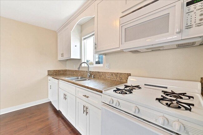 Building Photo - Beautiful Three Bedroom, Two Bathroom Apar...